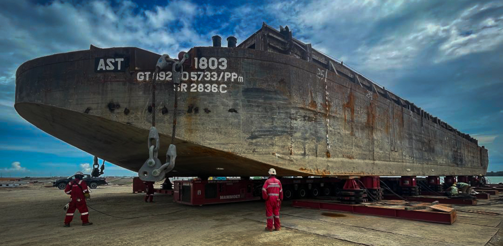Mammoet Moves Barges for Singapore Polder Project